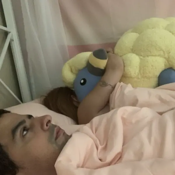 男友上網抱怨送女友 1 : 1 等身「咩利羊寶可夢玩偶」自己卻被冷落，網友笑瘋狂惡搞！