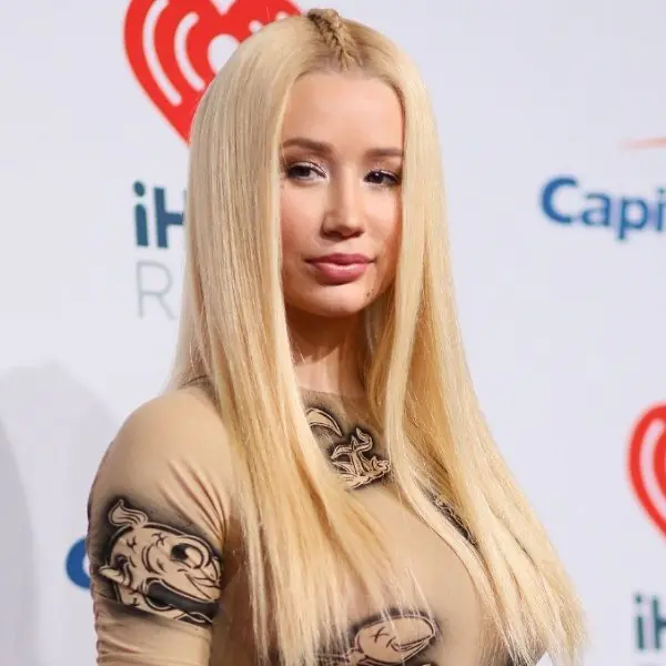 饒舌歌手 Iggy Azalea 無預警宣告當媽，與 Playboi Carti 育有一子！
