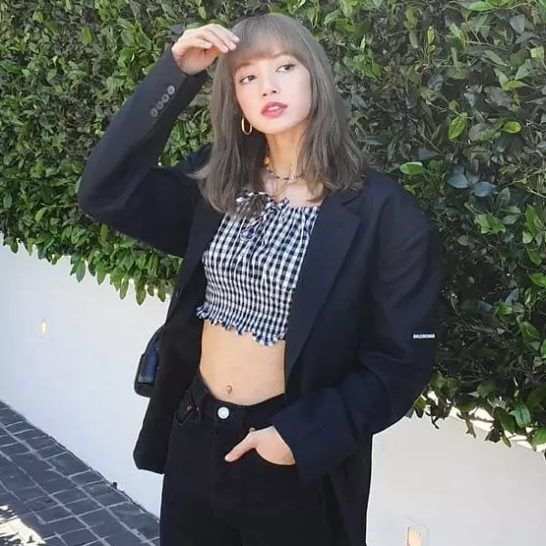 人間芭比 Lisa 私服亮點看不完，「男女通吃」才是真女神！