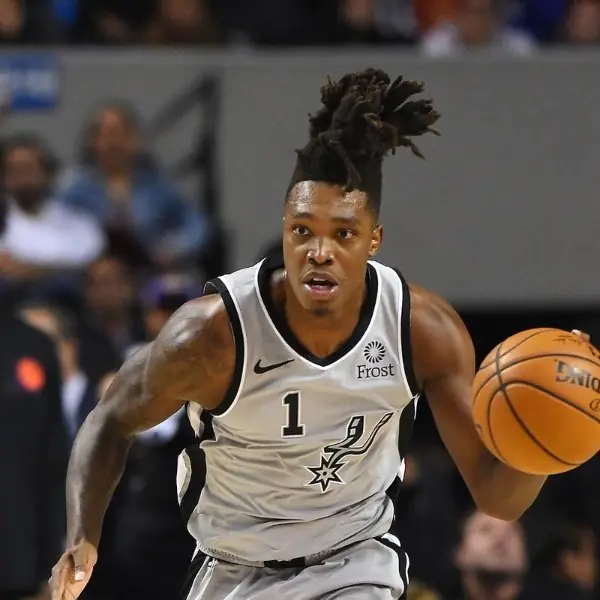 馬刺 Lonnie Walker 掩面哭泣剃光招牌髮型！