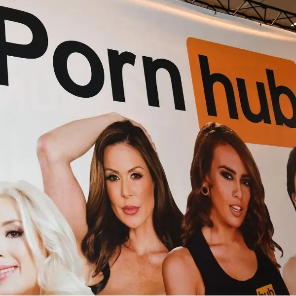 Pornhub 影片的中文標題都是誰翻譯的？背後老司機現身：我每週看 15 小時