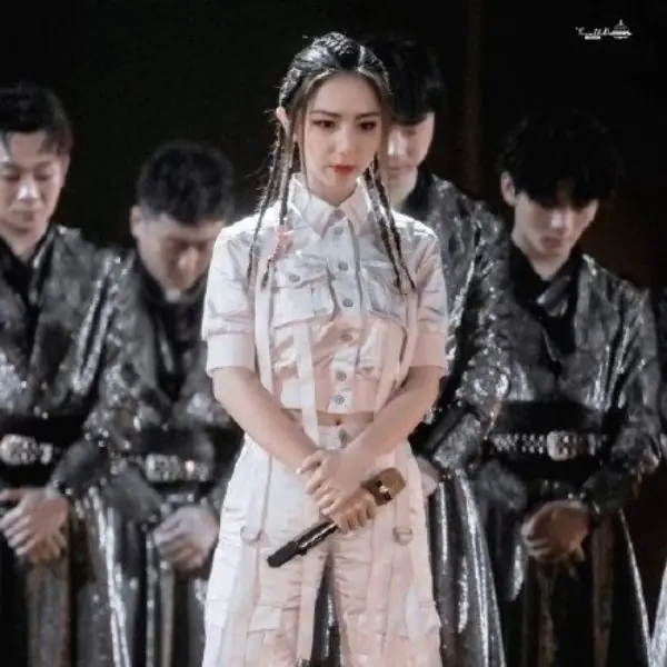 鐵鄧紫棋翻唱林俊傑經典名曲〈曹操〉，歌迷讚：穩到以為是假唱！