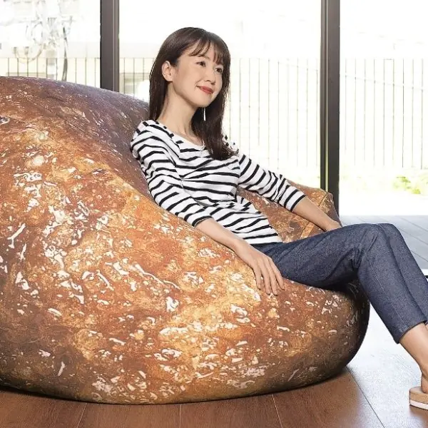 日清泡麵官推出「謎肉懶骨頭沙發」，肉汁油膩感放在房裡太逼真！