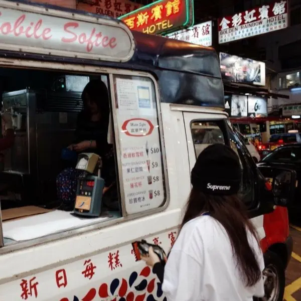 港式城市風景、在地美食、蘭桂坊、迪士尼 ... 編輯們的「香港回憶談」！