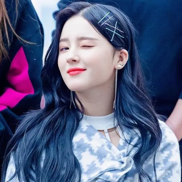 胖瘦不重要，有這張臉就夠啦！MOMOLAND 成員 Nancy「軟萌臉」關鍵 3 招～不靠身材就能電力爆發！