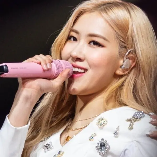 【明星也會醜】BLACKPINK Rosé「演唱美照」曝光卻引網酸：好像大嘴猴？