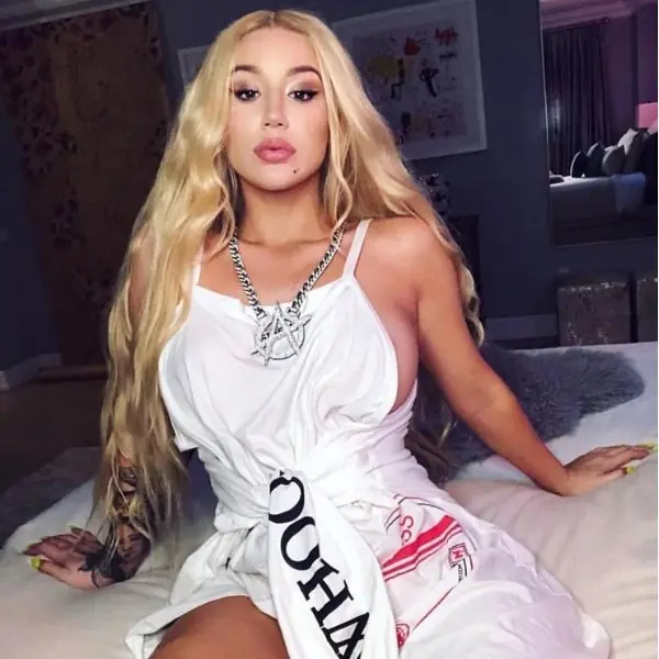 Rosalia 超會打亮、Billie Eilish 眉毛有梗...5 位樂壇「怪美女歌手」獨特氣質亮點大公開！