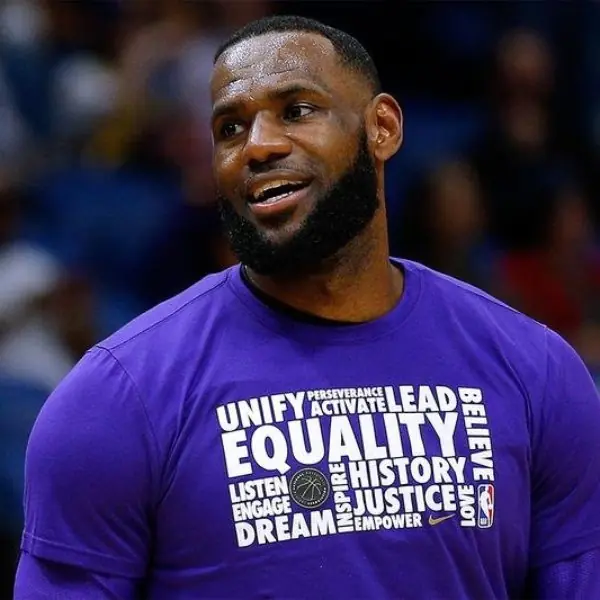 詹皇大兒子 Bronny 在直播表示「Curry 才是他老爸」，父親看到後無奈回應