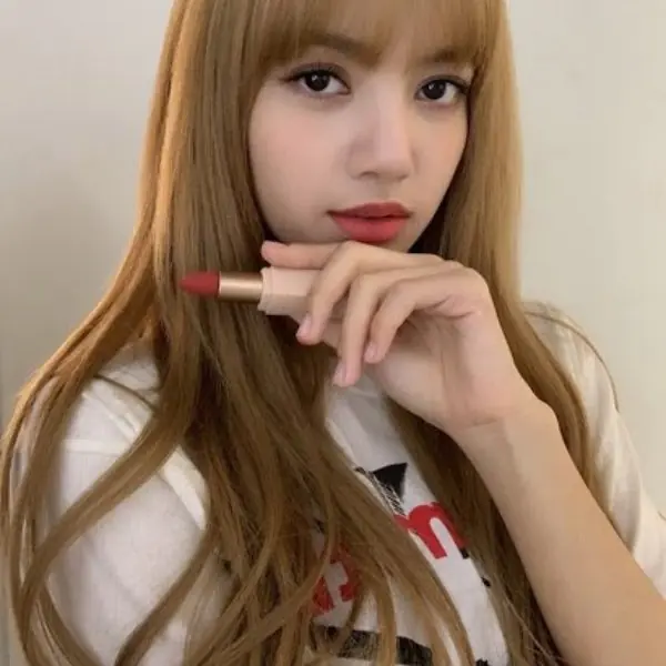 BLACKPINK 真人秀第一集曝光，Lisa 練舞暖身秀出「驚人比例長腿」引網友驚呼太扯了！