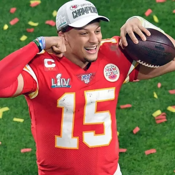 NFL 好友 Patrick Mahomes 簽訂「超級大合約」打破世界紀錄，詹皇受不了：兄弟可以借我錢嗎？