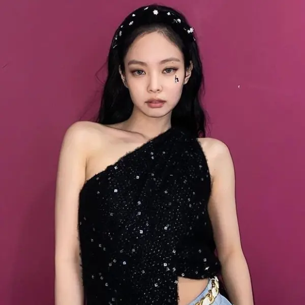 【明星也會醜】BLACKPINK 新曲 MV Jennie 「死亡角度」遭截圖～網酸：大姊別吃了⋯