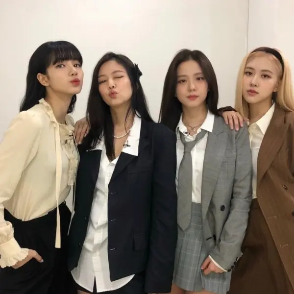 BLACKPINK「無墊音」新歌 Live 影片曝光，實力唱腔引 890 萬網友瘋看！