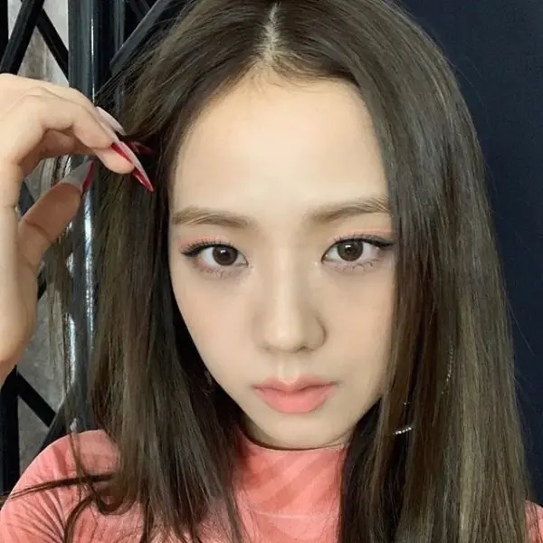 你覺得像嗎？《雖然是精神病但沒關係》小護士「張圭悧」神似 BLACKPINK Jisoo！網友：這裡根本一樣⋯
