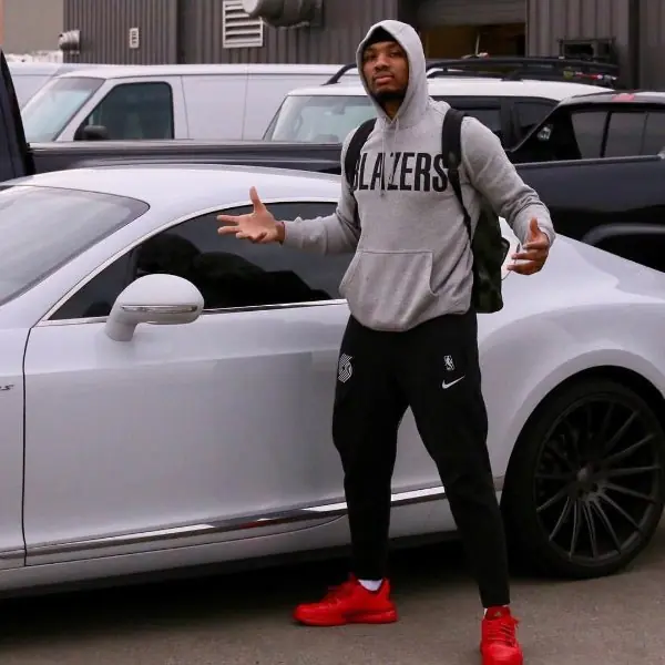 【老 J 推車】 Damian Lillard 5 大名車收藏，千萬賓利當玩具在開！