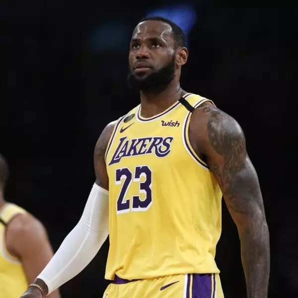 NBA 被指控「親中」？「沃神」Adrian Wojnarowski 不滿官員怒回「Fxxk you」遭停職，詹皇等多位球星力挺～
