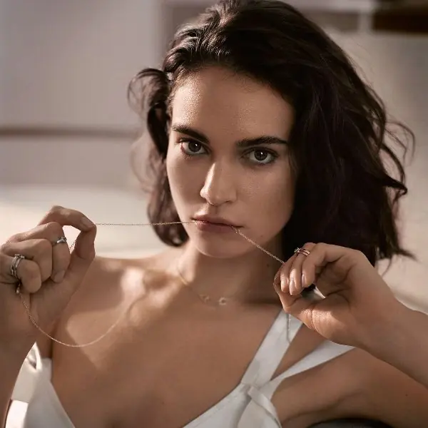 Lily James 擄獲男神 3 關鍵，全靠這 3 招「自然不做作」的心機妝容～