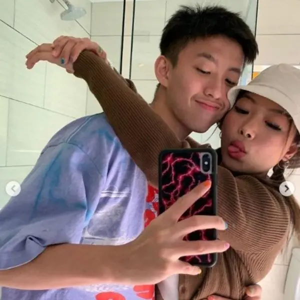 饒舌歌手都愛「塗指甲油」，Rich Brian、MGK 美甲玩出街頭帥哥新造型！