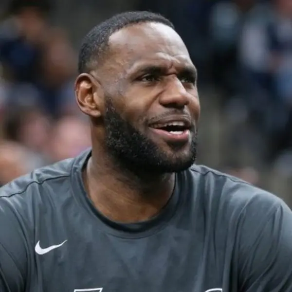 詹皇復賽隔離期間現身「NBA 2K」球場，跟網友鬥牛被打爆