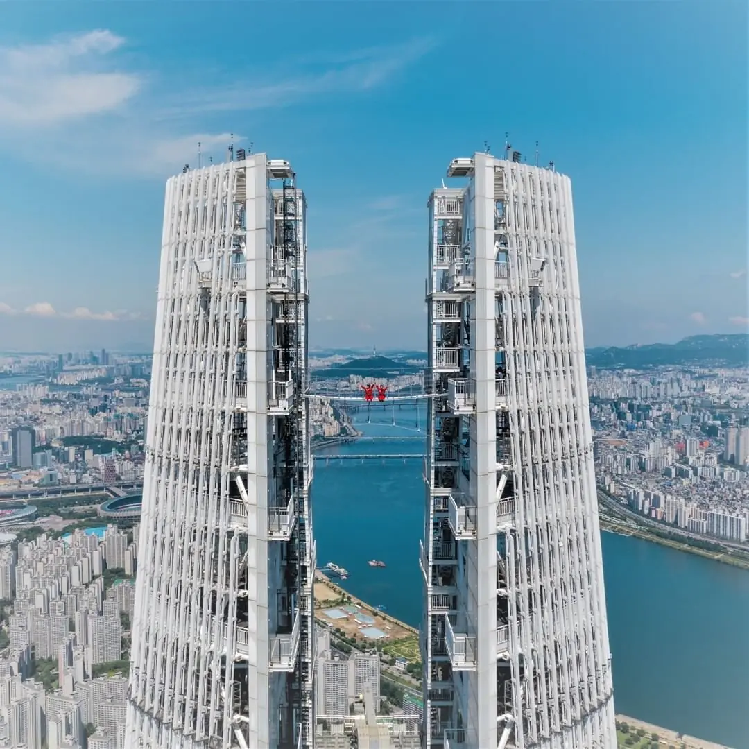 樂天世界塔徵求勇者挑戰「世界最高的天橋」，高達 541 公尺你敢走在上面嗎？