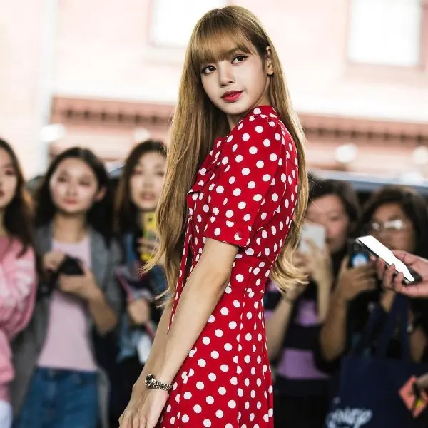 【潮妹關鍵字】Lisa 最愛的「連身洋裝」教妳 3 招再也不會被讓座！