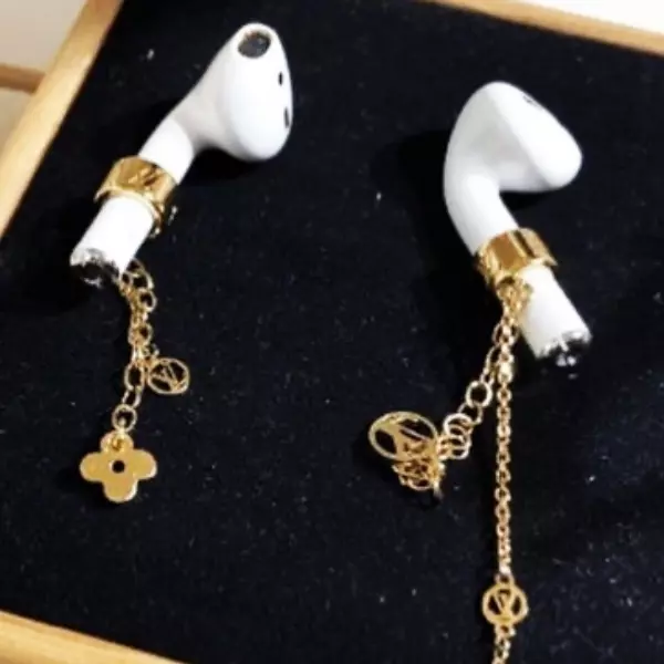 Louis Vuitton 推出超狂 AirPods 金黃配飾，根本比耳機本人還要貴！