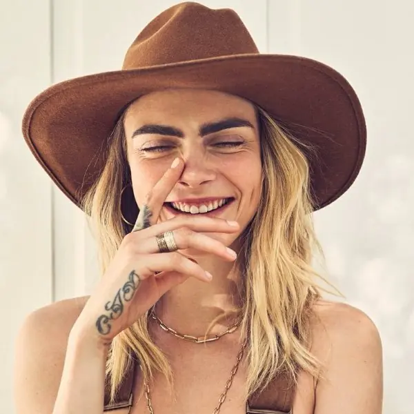 超模 Cara Delevingne 做自己宣言：「別做任人擺佈的傀儡、擁抱你的古怪特質！」