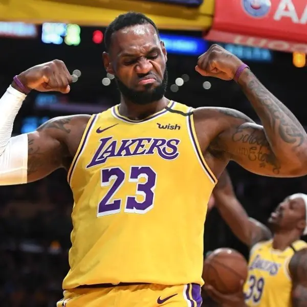 魔術強森宣稱詹皇絕對是本季 MVP，直接把字母哥當塑膠？