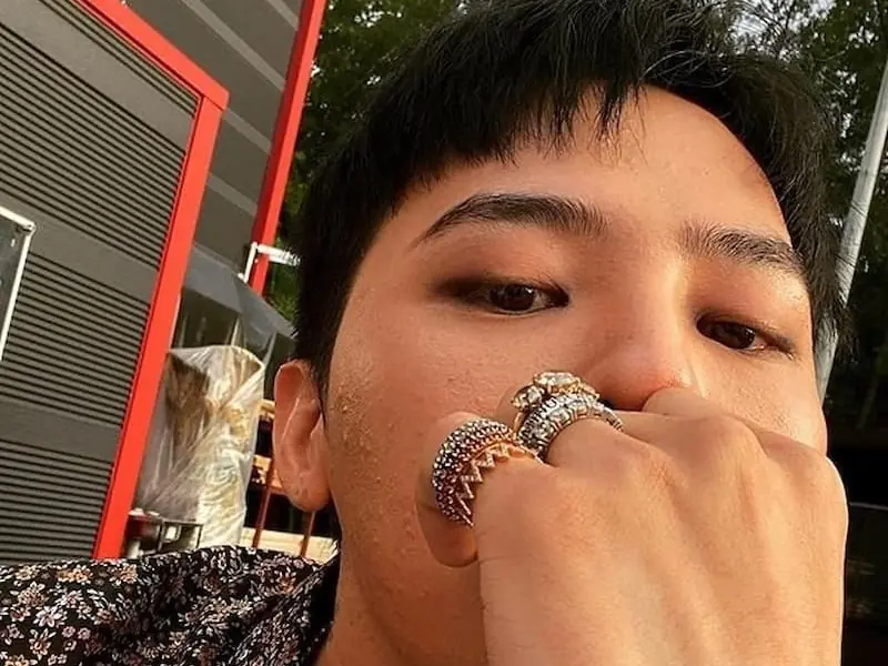 【明星也會醜】GD 久違 PO 出超近自拍，臉上「密集顆粒」驚呆網友：皮膚狀態還好嗎？