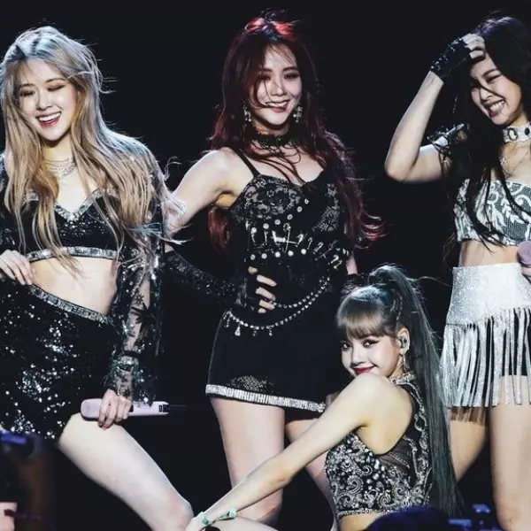 BLACKPINK 成為全球 Youtube 訂閱數最高女歌手！超越亞莉安娜～