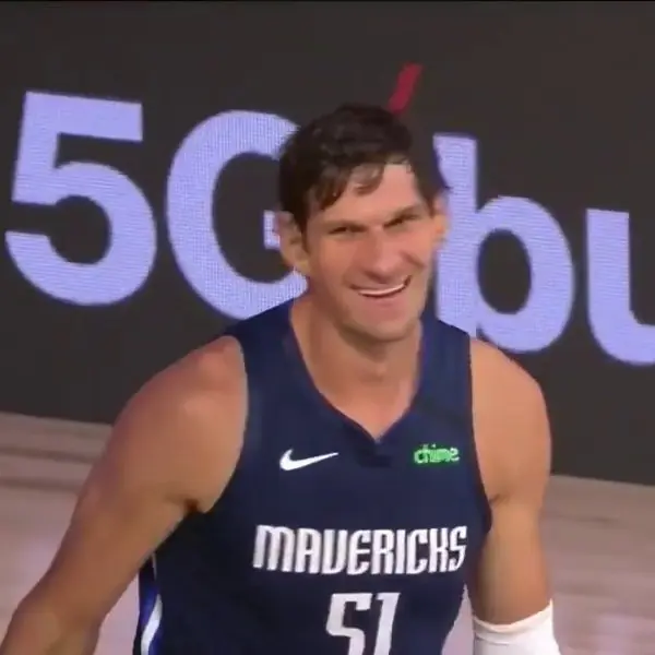 NBA 巨神兵 Boban Marjanovic 在籃下「站著」連蓋 Howard 兩記麻辣鍋～