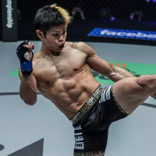 日本格鬥選手鈴木博昭腹部抗打訓練「全程面帶微笑」，網友驚：他都不會痛嗎？