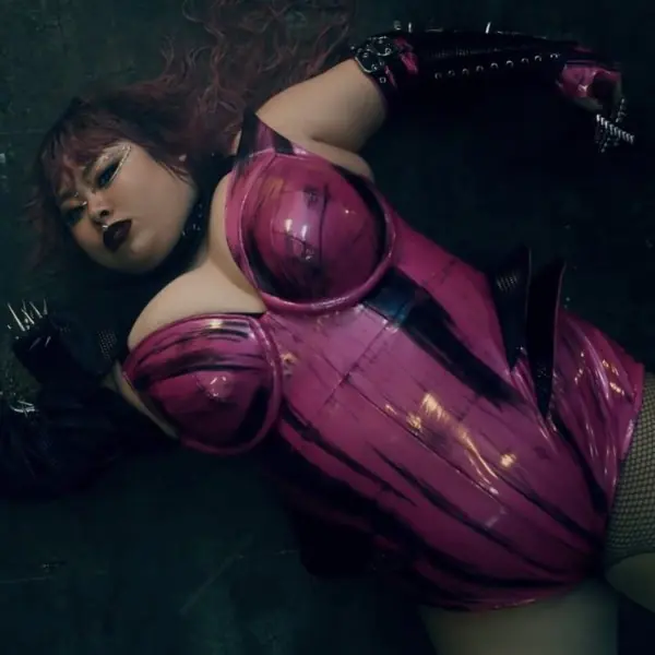 渡邊直美搞笑模仿 Lady Gaga 和亞莉安娜〈Rain On Me〉整首 MV！