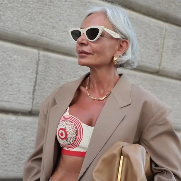 Vera Wang、Grece Ghanem ... 3 位「超過 60 歲」的潮嬤比嫩妹還會穿！不只有品味連自信也爆棚～