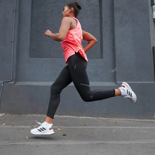 adidas 全新SUPERNOVA跑鞋疾速上市，釋放自我的最佳動能！