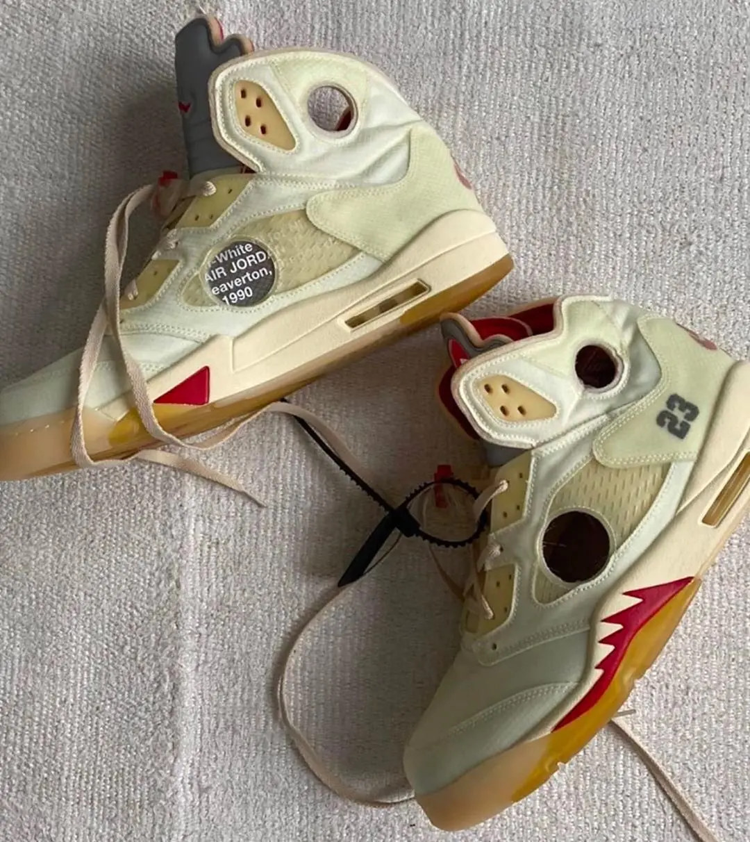 Off-White x AJ 5 新配色要來了！沒搶到 4 代奶油先別哭～