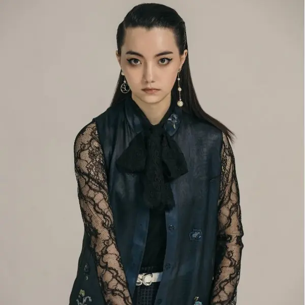美女棋士「黑嘉嘉」拍攝 SHIATZY CHEN 新系列，中性當道迸出新滋味！