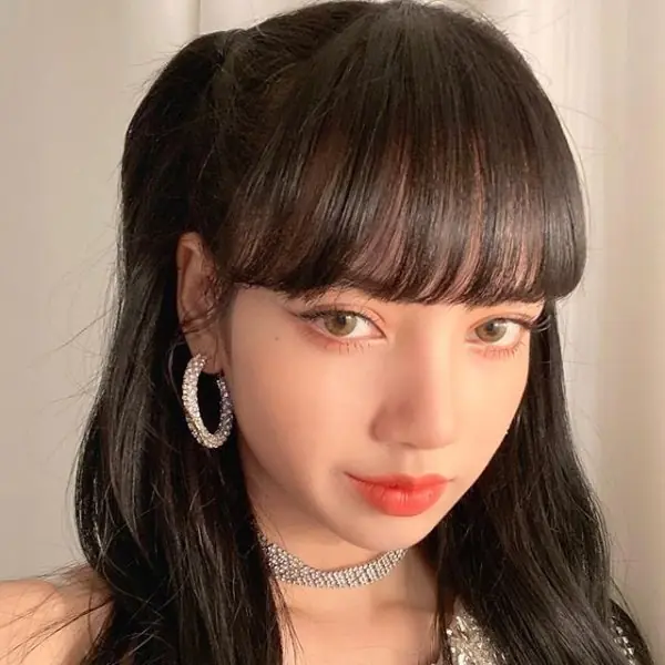 【明星也會醜】Lisa 台上性感熱舞，意外露出「一圈黑肚」？「粉底」選色到底怎麼學才對？