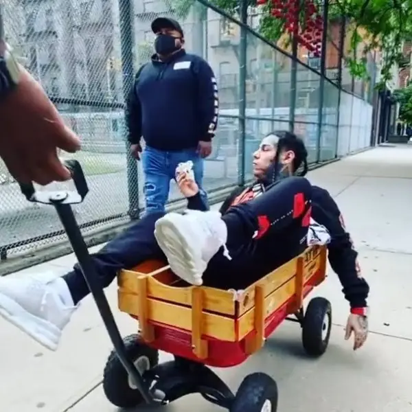 6ix9ine 全程被拉車逛大街，超跩嗆聲「這麼輕鬆的工作，我的保鑣還說想辭職？」