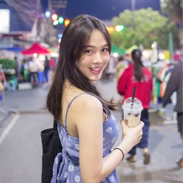 泰國正妹 Monthana Chuthatus 拿珍奶回眸一笑電翻網友，真實身分竟是「男兒身」？
