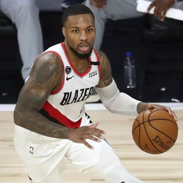 這什麼操作？Lillard「傳給對手」拿 2 分爽賺助攻，網友笑：PG 看到應該會想哭