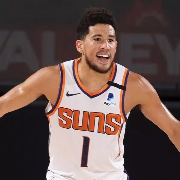 球場情場皆得意！Booker 率領太陽狂掃 6 連勝，賽後與 Kendall Jenner 高調放閃