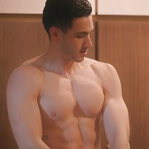 女人最想扒光的身體！Netflix《暗慾》男主角 Alejandro Speitzer「翹臀＋大肌肌」怎麼練告訴你！