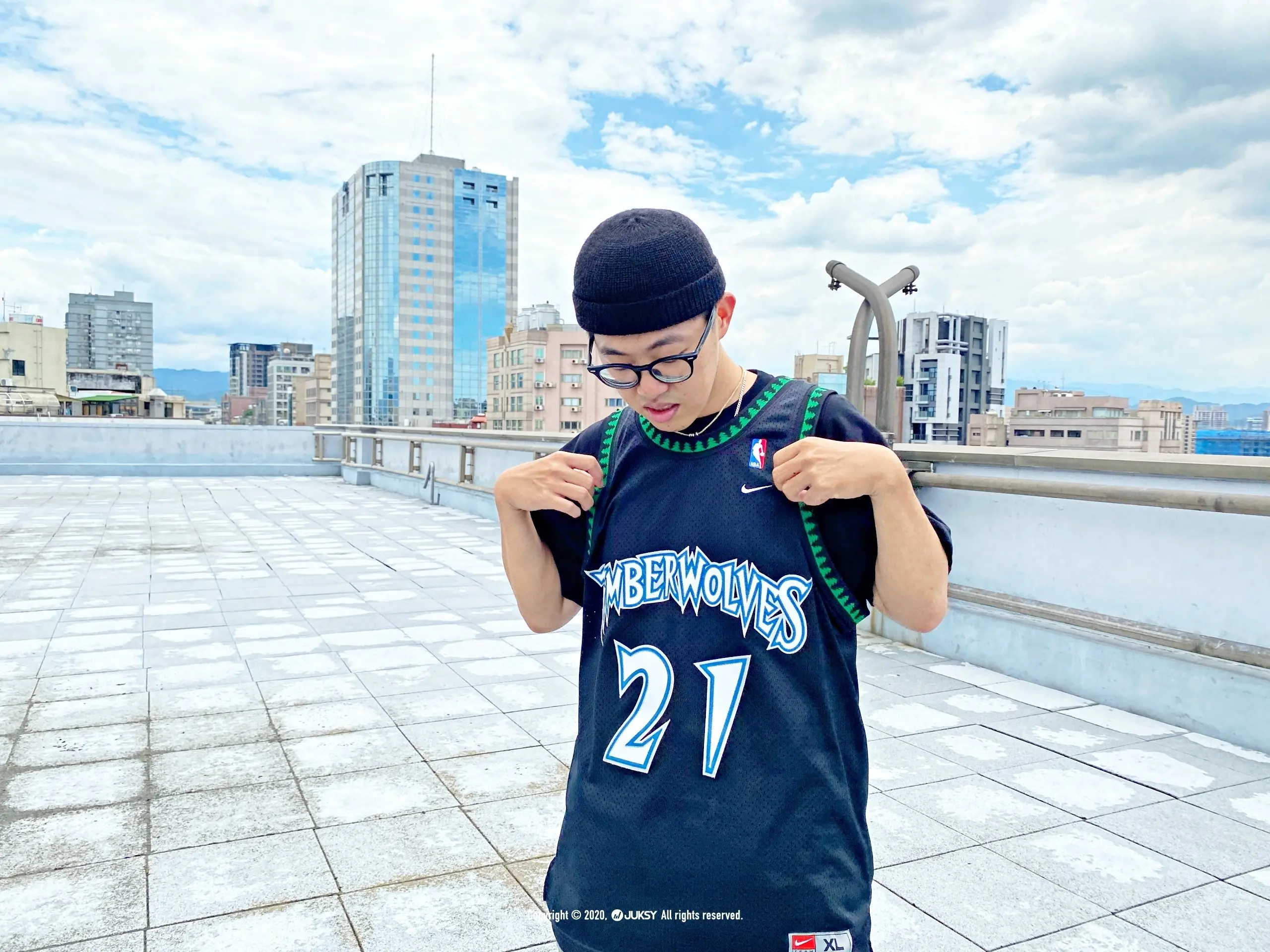 想當運動帥哥？那一定要懂穿 NBA 球衣！編輯示範球衣穿搭術，復刻版、熱身外套一次穿給你看！