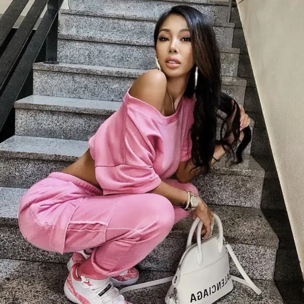 白皙牛奶肌 OUT ! 孝琳、Jessi ⋯這 4 位小麥肌女神的「夏日提亮穿搭法」不藏私大公開～