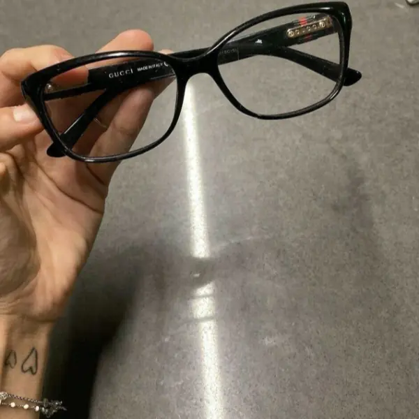 全球最紅 AV 女優 Mia Khalifa 拍賣「原味眼鏡」為家鄉黎巴嫩募款，價格飆漲連本人都被嚇到！