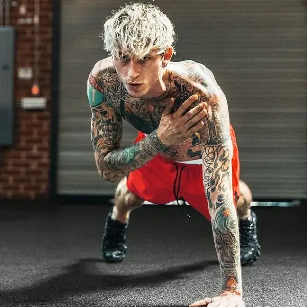 梅根福克斯老公綠光罩頂超不爽！MGK 登雜誌秀出超 Man 刺青肌肉身材宣示主權！