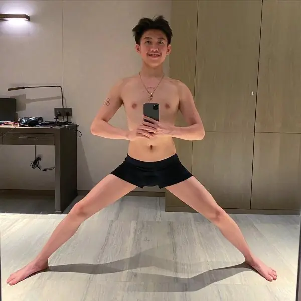 好像有點萌？Rich Brian 超憨內褲自拍秀身材，卻被粉絲瘋狂惡搞 P 成夢幻少女！