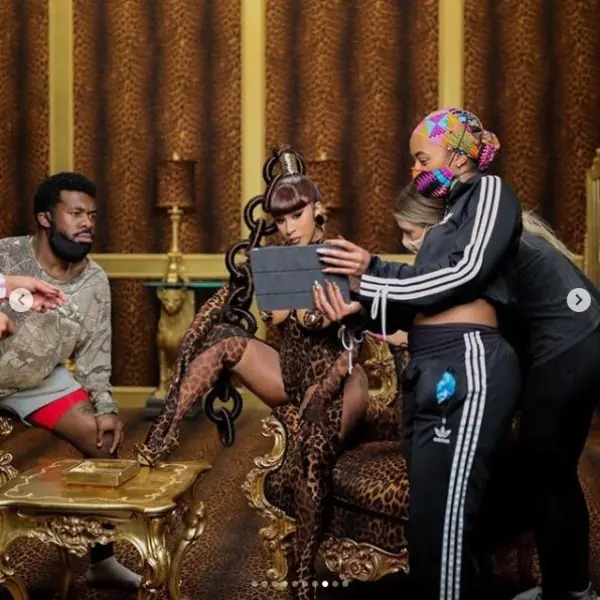 正港防疫大使！Cardi B 拍攝〈WAP〉MV，豪擲 10 萬美元幫團隊所有人檢測新冠肺炎！