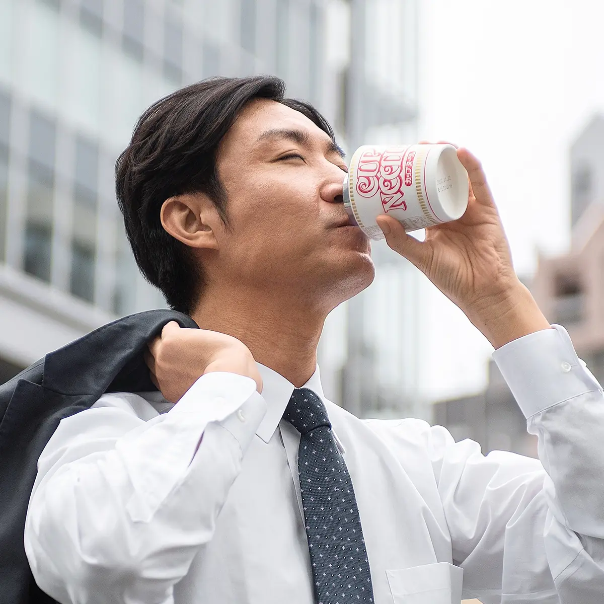 莫名想要！日本日清拉麵推出全新力作「泡麵保溫杯」，小巧尺寸讓你走到哪喝到哪～