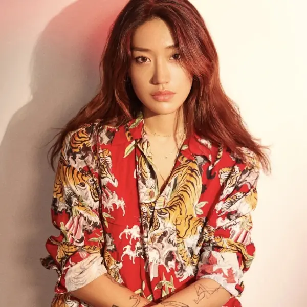 只知道 DJ SODA？時尚寵兒 DJ Peggy Gou 靠「這 3 樣」夏日百搭單品，讓 Virgil Abloh 都化身小迷弟！